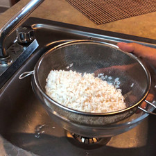 Después de ese tiempo retira el agua y remójalo con ayuda de un colador hasta que el agua salga transparente, déjalo en reposo durante otros 10 minutos para que se escurra totalmente.