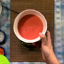 Para hacer la salsa solo licúa el jitomate picado con un cuarto de cebolla.