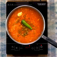 Mezcla bien el arroz con jitomate y el caldo, agrega las verduras, la zanahoria, chícharos y el chile serrano. Cuando comience a burbujear, tapa a fuego bajo durante 15 minutos.