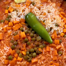 Transcurrido este tiempo verás el jitomate seco, ve moviendo el arroz para mezclar la salsa que quedó sobre la parte superior, no te preocupes, no se va a batir ni pegar.