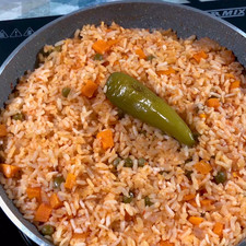 Apaga el fuego y deja cociendo con tapa entre 20 a 30 minutos, el vapor terminará de cocer y suavizar el arroz, no lo destapes durante este tiempo. Así tendrás el arroz perfecto, suavecito y rojo.
