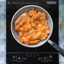 En un sartén coloca un poco de aceite, asa la proteína y la carne. En este caso utilicé solo pollo.