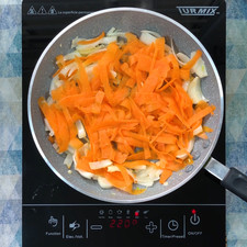 En otro sartén agregamos un poco de aceite de oliva y acitronamos el diente de ajo, la cebolla fileteada y zanahoria rallada.