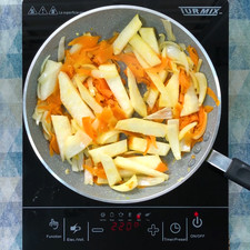 Cuando los vegetales estén suaves y transparentes añadimos la jícama, el germen de soya previamente lavado y todos los vegetales que desees.