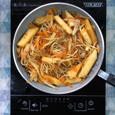 Añadimos 1/4 de taza de salsa de soya y 1/4 de taza de agua para mejorar el sabor de los ingredientes, mezcla muy bien y vuelve a tapar por 5-10 minutos a fuego medio.
