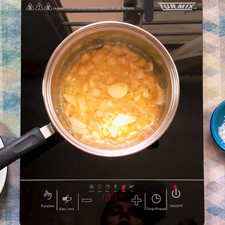 Derrite la mantequilla en el aceite y acitrona la cebolla junto con el ajo en una olla a fuego medio por tres minutos.