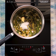 Añade los chiles poblanos en rajas junto con sal y pimienta.