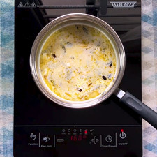 Añade el consomé de pollo o agua, la crema y leche, calienta por 5 minutos o hasta que hierva.