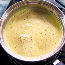 Regresa la crema en la olla y mantén a fuego bajo por 10 minutos más hasta que espese.