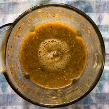 Licúa todo, yo prefiero moler perfectamente los chiles, el ajo y la cebolla junto con la sal, al final añadir los tomatillos para dejar pequeños pedazos, puedes usar también un molcajete.