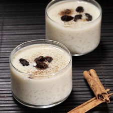 Servir como postre en tazoncitos, adornado con canela en polvo y pasitas. Se le puede agregar compota de frutas o frutas frescas.