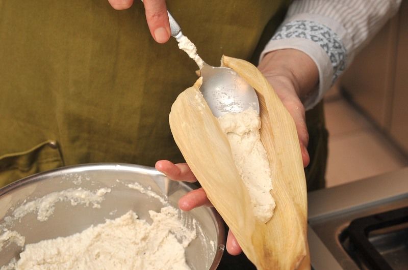 Embarrarlas con dos cucharadas de la masa.