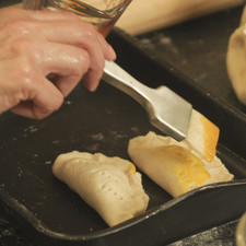 Untar en la parte superior de la empanada con yema de huevo y hornear en el horno precalentado a 350° F (175 °C) durante 18 a 22 minutos.
