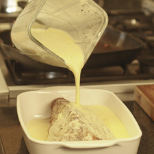 Colocar el filete sellado en una fuente para horno, bañarlo con la salsa de morillas, tapar con papel aluminio y hornear a 300°F (160°C) durante 20 a 25 minutos.