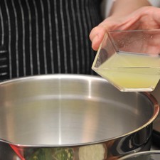 Exprimir el jugo de los limones, sazonar con sal.