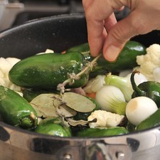 Añadir el vinagre, la pimienta, los clavos, el laurel, la mejorana y el tomillo. Sazonar con sal. Agregar el agua, tapar y continuar cociendo a lumbre bajita durante 15 minutos hasta que todo esté suave.