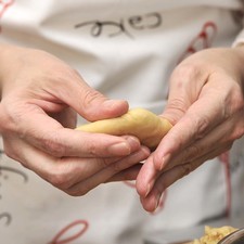 Formar bolitas con las manos, palmearlas hasta obtener círculos de ½ centímetro de espesor. También se puede utilizar la máquina para hacer tortillas.