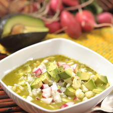Servir adornado con rabanitos, lechuga, cebolla, orégano, aguacate y unas gotitas de limón y acompañar con tostadas y chiles capones.
