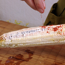 Espolvorear con chile piquín y sazonar con sal.