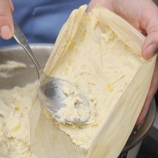 Rellenar las hojas remojadas con una cucharada de la masa y envolver como tamales. Si las hojas para tamal son pequeñas, utilizar dos metidas una sobre otra para cada tamal. Se pueden rellenar con trozos de piña fresca. Colocar una capa de hojas de tamal en la parte baja de la vaporera. Colocar los tamales parados, recargados uno sobre otro dentro de la vaporera formando una pirámide. Cocer al vapor durante aproximadamente una hora o una hora y media hasta que se desprendan de la hoja.