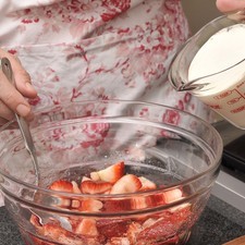 Agregar la crema y mezclar bien con la cuchara. Refrigerar.