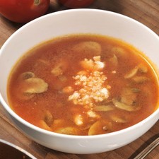 Servir bien caliente decorando cada plato con el queso fresco desmenuzado.