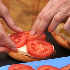 Colocar las rodajas de mozzarella abajo, sobre ellas las rodajas de jitomate.