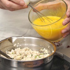Mezclar con el pescado. Poner un poco de aceite de oliva en una sartén.