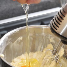 Agregar uno por uno los huevos sin dejar de batir.