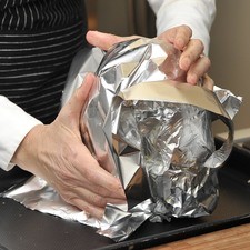 Cubrir con papel aluminio. Hornear en horno precalentado a 300°F (150°C) durante 40 minutos. Retirar el papel aluminio y hornear 10 minutos más hasta que el pollo se dore.