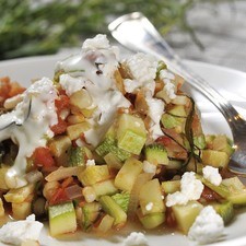 Servir con crema arriba y queso espolvoreado.