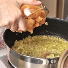 Acitronar el ajo y la cebolla durante 2 minutos. Agregar el pollo en dados pequeños y cocer durante 10 minutos, meneando frecuentemente hasta que cambie de color y se vea cocido. S 2238 1475633596