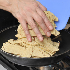 Ponerlas a sofreír en una sartén con aceite, sólo a que se calienten y suavicen.