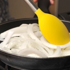 Acitronar en sartén hondo las rajas de cebolla en rebanadas en aceite de oliva caliente hasta tornar transparentes.