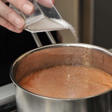 Sazonara con sal al gusto. Continuar cociendo durante 5 minutos hasta que la salsa se torne rojo más intenso.