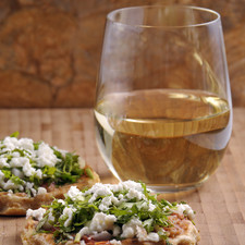 Servir calientes como botana o desayuno. Como botana la puedes acompañar con un vino blanco californiano Emmolo de uva Sauvignon Blanc o un Conundrum, una mezcla de uvas blancas originarias de California creando una textura ostentosa y cremosa que se te hace agua la boca