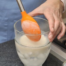 Colocar la mitad de esta gelatina en un tazón y meterlos dentro de otro con agua y hielo para que se enfríe más rápido.