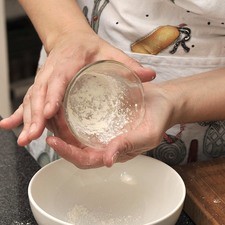 Engrasar con un poco de manteca o mantequilla los moldes para bollitos, espolvorear con harina y eliminar el exceso.
