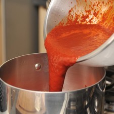 Colocar la salsa en una sartén honda y dejar hervir durante cinco minutos, sin dejar de mover. S 2280 1475633547