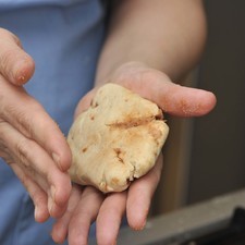 Volver a extender como una bolita, alargar para darle forma de tlacoyo.