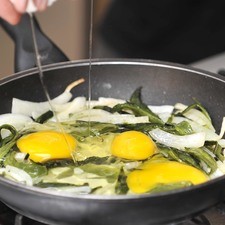 Agregar los huevos, dejar que se cuezan un poco y voltearlos con la pala de madera con un movimiento envolvente. Procurar no batirlos. S 2291 1475633479