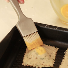 Colocar los panecillos sobre una charola para galletas, hacer tres perforaciones a la capa superior con un tenedor para dejar escapar el vapor y untar un poco de yema de huevo encima para que queden dorados. Hornear por 20 minutos en el horno precalentado a 350 °F (150 °C). S 2292 1475633478