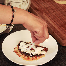 Colocar en un platón, rellenar con queso. Agregar cebolla previamente desflemada. Bañar con crema y espolvorear el queso desmenuzado.