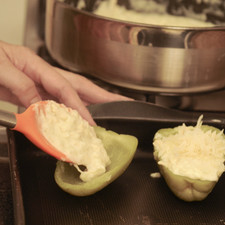 Rellenar los chayotes con la pulpa preparada. Espolvorear con el queso manchego rallado. Colocar en una charola para horno y hornear durante 10 a 15 minutos a 350°F (175°C) hasta que el queso esté derretido y un poco dorado.