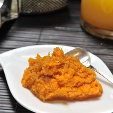 Servir como guarnición, espolvoreado con canela en polvo, para acompañar pollo, aves o carne.