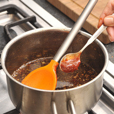 En una olla honda pequeña, calentar un chorrito de aceite a fuego medio y sofreír los ajos picados, la mostaza, el restante del el chipotle, el vinagre, la azúcar morena y la salsa de soya. Cocer hasta que empiece a hervir y apagar el fuego.