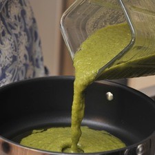 Sofreír la salsa en un poco de aceite de oliva un par de minutos.