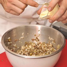Agregar la mayonesa y mezclar. Colocar la mezcla en un molde pequeño, compactar bien con la cuchara y desmoldar sobre un plato.