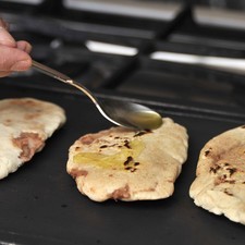 Cocer sobre el comal, de un lado y de otro, si desea agregar un poco de aceite o manteca encima por cada lado hasta quedar dorados. Se pueden rellenar también con requesón, chicharrón o lo que deseen.