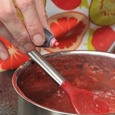 En ese momento, cocer un minuto más y apagar el fuego. Sacar del baño maría, dejar enfriar y agregar una gota de colorante rojo. Mezclar bien hasta incorporar y dejar enfriar.